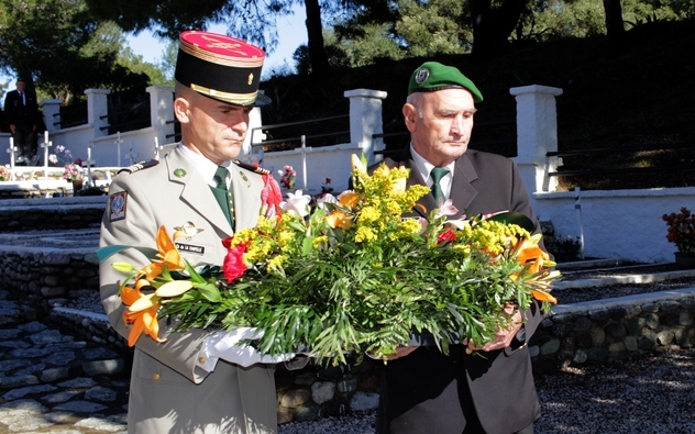 Dépôt de gerbe par le colonel De la Chapelle et l'Adj/C  (er) Heer