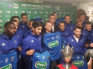 L'effectif du Sc Bastiais, le Président C.Ferrandi et le Maire de Bastia P.Savelli L'effectif du Sc Bastiais, le Président C.Ferrandi et le Maire de Bastia P.Savelli