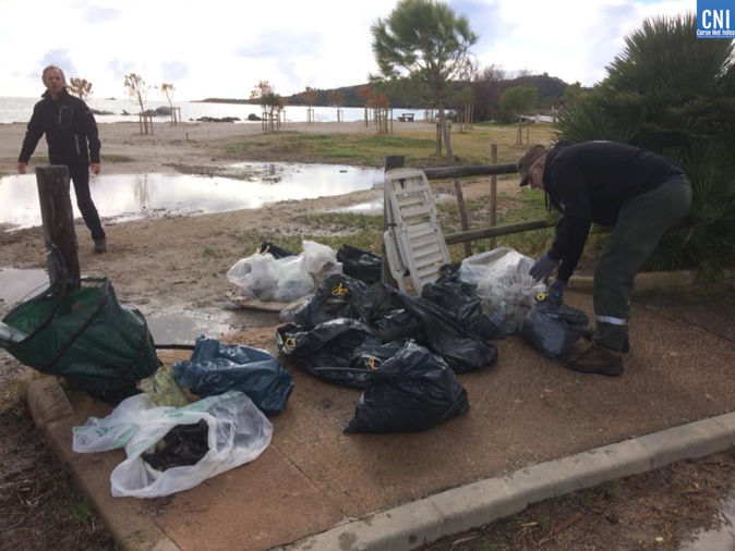 Les sacs de séchets collectés sur la plage de St Cyprien