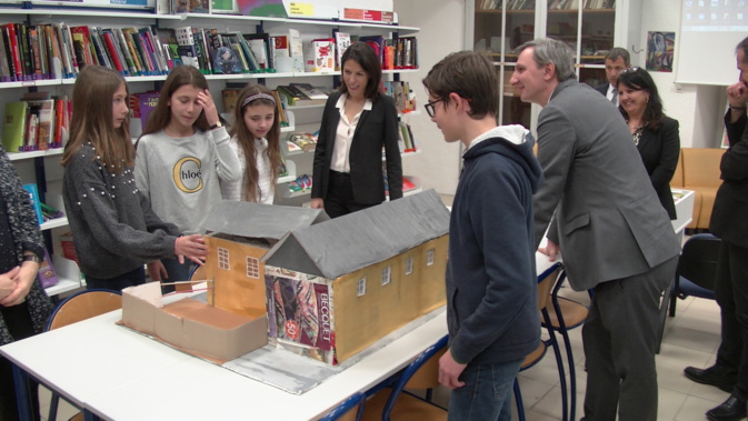 La maquette du collège Simon Vinciguerra présentée à la rectrice par les élèves de 5ème 3. La maquette du collège Simon Vinciguerra présentée à la rectrice par les élèves de 5ème 3.
