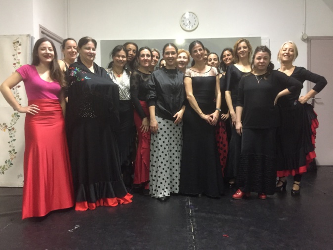 La talentueuse Laura Santamaria (robe à pois noirs) entourée de toute la troupe d'Arte Flamenco de Anne Guidicelli.