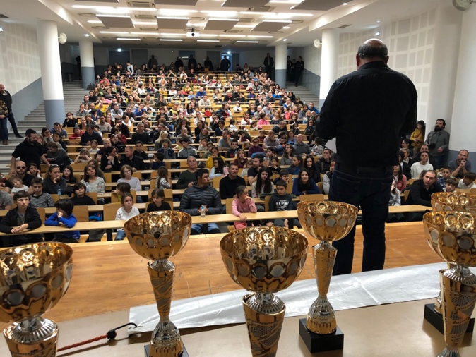 … En compagnie de Leo Battesti président de la ligue corse d'échecs dans un amphithéâtre comble (https://www.corse-echecs.com/) … En compagnie de Leo Battesti président de la ligue corse d'échecs dans un amphithéâtre comble (https://www.corse-echecs.com/)