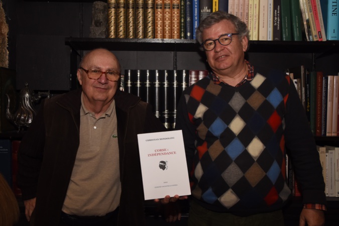 Una cria incù Christian Mondoloni in giru à un caffè 