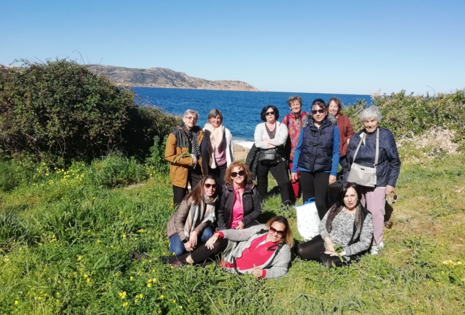 La Marie Do Balagne à la recherche de plantes sauvages à Pointe Saint-François La Marie Do Balagne à la recherche de plantes sauvages à Pointe Saint-François
