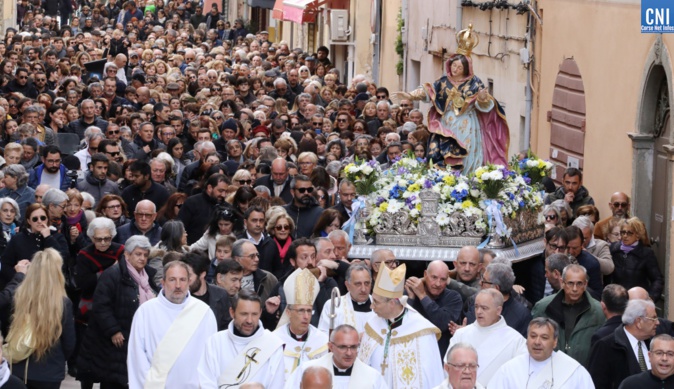 Des milliers de fidèles ont suivi la procession du 18 mars/ Photos Michel Luccioni