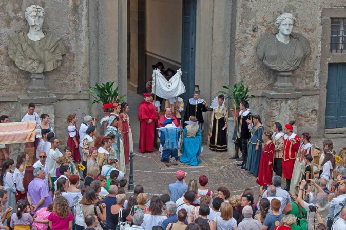 Le spectacle historique de I Mercatini del seicento de Bassano-Romano devant le Palais