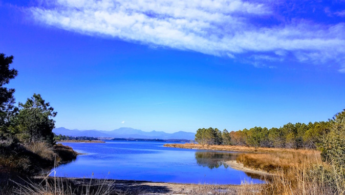 La photo du jour : L'étang d'Urbino entre terre et ciel La photo du jour : L'étang d'Urbino entre terre et ciel
