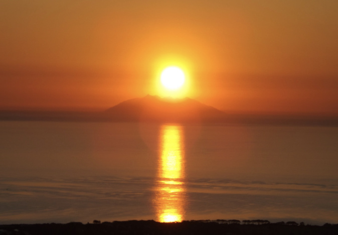 La photo du jour : Soleil levant sur l'île de Monte-Cristo