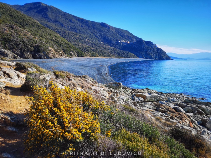 La photo du jour : La plage de galets noirs de Nonza