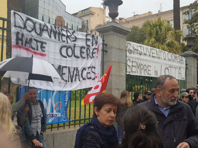 Visite présidentielle : manifestation des syndicats devant la préfecture d'Ajaccio