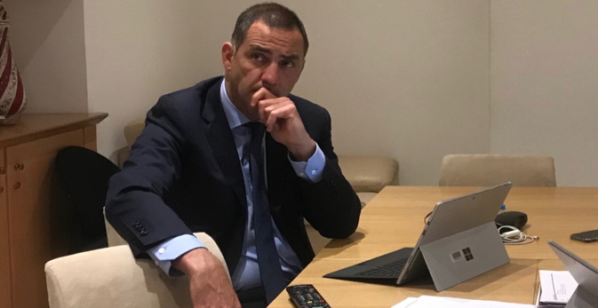 Le président du Conseil exécutif de la Collectivité de Corse, Gilles Simeoni, en train de regarder le débat de Cuzzà à la télévision dans son bureau à Aiacciu.