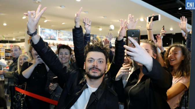 Selfies et dédicaces avec Kev Adams à la Fnac d'Ajaccio Selfies et dédicaces avec Kev Adams à la Fnac d'Ajaccio