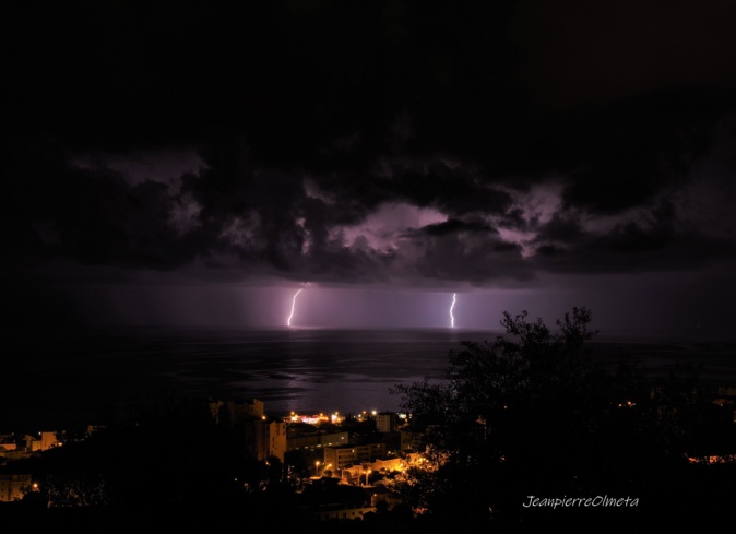 Bastia : Spectaculaires orages au large de la ville Bastia : Spectaculaires orages au large de la ville