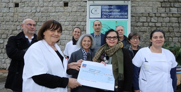 Un chèque remis par la ligue au pôle oncologie/ Photo Michel Luccioni