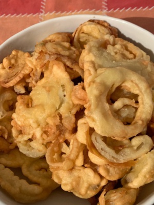 A table : Les beignets d'oignon à la bière de Michèle A table : Les beignets d'oignon à la bière de Michèle