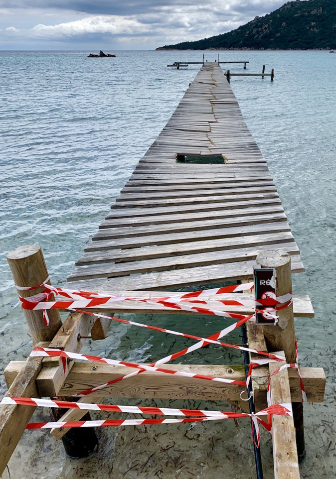 Incivisme : qui a vandalisé le ponton de la plage de Santa Giulia?