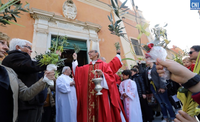 L'évêque de Corse bénissant les rameaux des fidèles/Photo Michel Luccioni