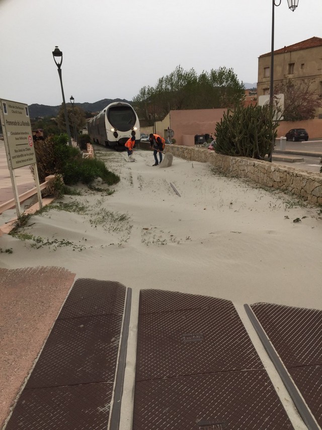 Le train stoppé par une...tempête de sable à l’Ile Rousse !