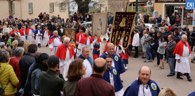 Début de la procession à Cargèse/ Photo Michel Luccioni