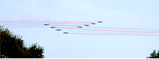 « Mesdames, messieurs, la Patrouille de France vous salue ! » Jacques Noetinger, mai 1953. « Mesdames, messieurs, la Patrouille de France vous salue ! » Jacques Noetinger, mai 1953.