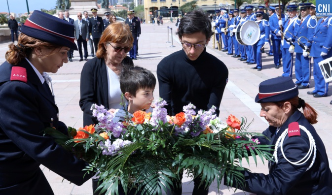 Dépot de gerbe devantle monument aux morts de la place du Diamant Dépot de gerbe devantle monument aux morts de la place du Diamant