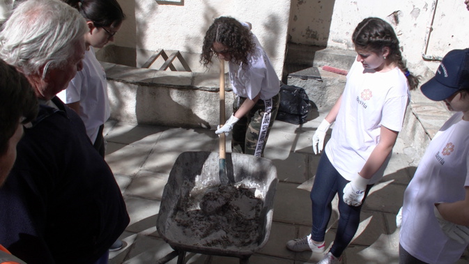 Jeunes bénévoles  : les collégiens bastiais rénovent la placette et la fontaine de la rue Carbuccia