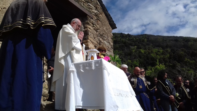Le Père Piotr Swider entouré des membres de la Confrérie Saint Joseph de Bastia lors de la célébration de l'office religieux en plein air