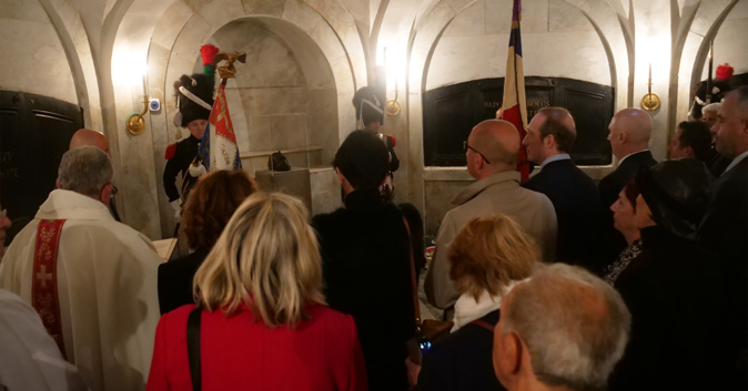 Hommage dans la crypte face au masque mortuaire de l'empereur Hommage dans la crypte face au masque mortuaire de l'empereur