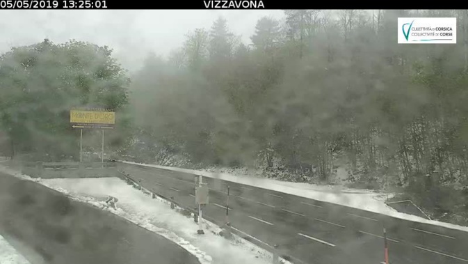 Alors que le printemps est déjà bien avancé, la neige fait son retour sur les sommets de lîle Alors que le printemps est déjà bien avancé, la neige fait son retour sur les sommets de lîle