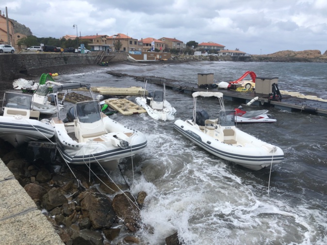 Les amarres des bateaux n'ont pas résisté Les amarres des bateaux n'ont pas résisté