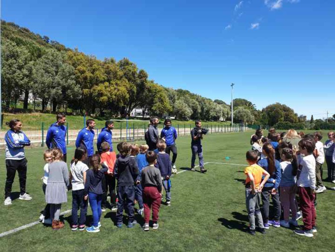 Les élèves de l'école primaire de Miomu à la découverte du football