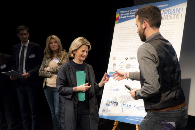 Nanette Maupertuis signe la charte Nanette Maupertuis signe la charte