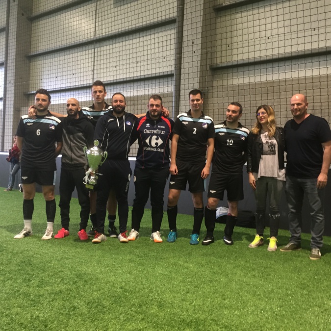 Lauda Guidicelli et Laurent Casanova ont remis le trophée au vainqueur, l'équipe des douanes de Roissy Lauda Guidicelli et Laurent Casanova ont remis le trophée au vainqueur, l'équipe des douanes de Roissy