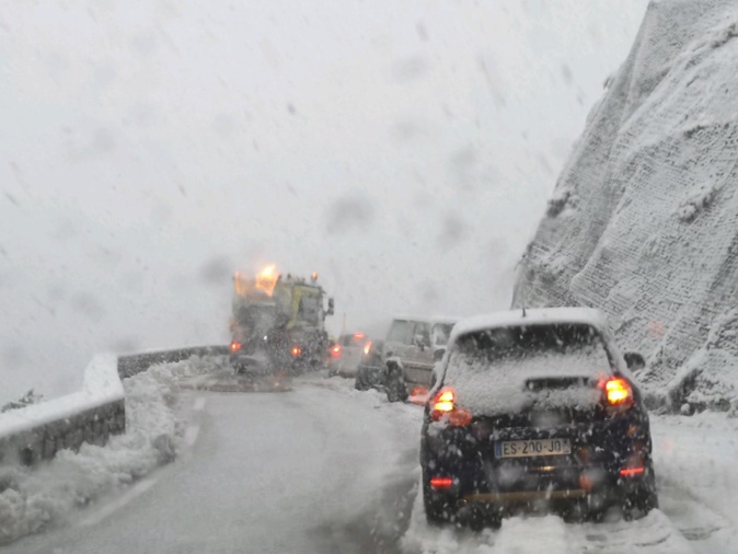 Neige en mai : Le col de Vizzavona fermé Neige en mai : Le col de Vizzavona fermé