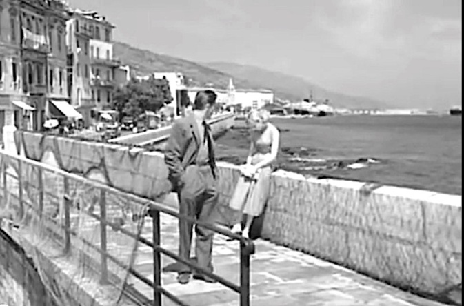Bastia en 1956 pendant le tournage du film "Cela  s'appelle l'aurore", Lucia Bosè et Georges Marchal sur le quai des martyrs. Au loin la façade caractéristique du Cinema Le Paris, disparu aujourd'hui.