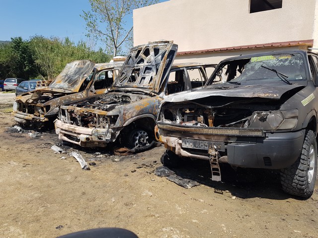 Les trois véhicules étaient stationnés derrière le garage Vito à la sortie de Calvi