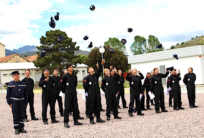 Le jeter de casquettes des cadets de la Sécurité civile Le jeter de casquettes des cadets de la Sécurité civile