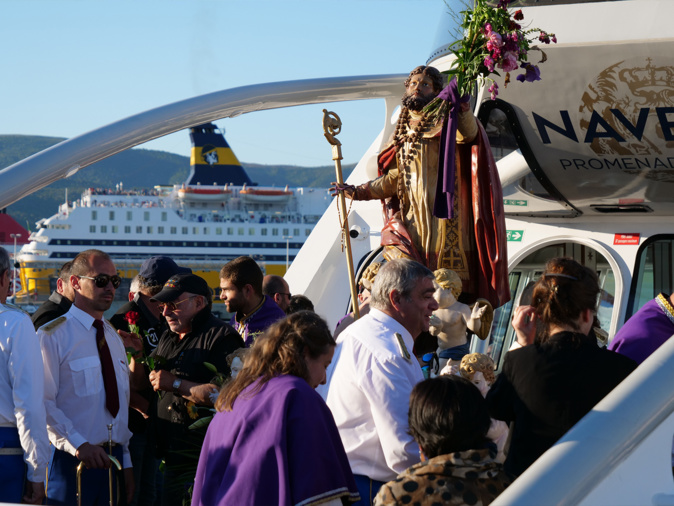 VIDÉO - Saint-Érasme porté jusqu’aux flots ajacciens VIDÉO - Saint-Érasme porté jusqu’aux flots ajacciens