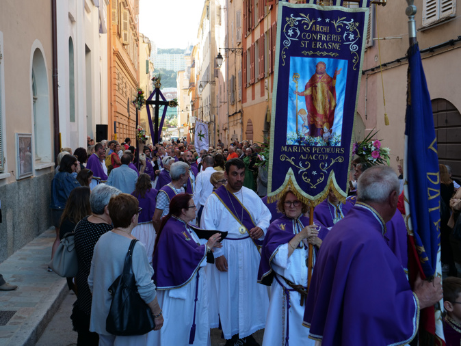 VIDÉO - Saint-Érasme porté jusqu’aux flots ajacciens VIDÉO - Saint-Érasme porté jusqu’aux flots ajacciens