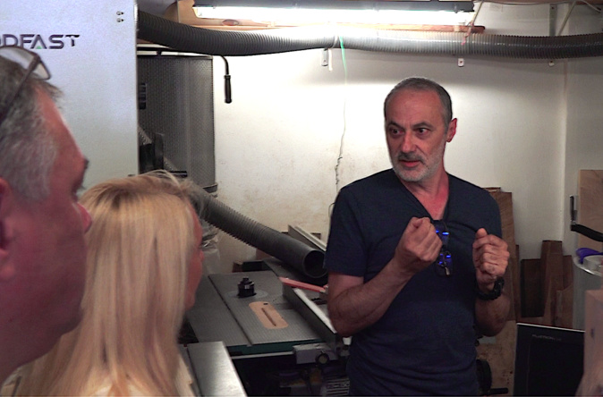 Artisan d'un jour à Bastia : Emmanuelle de Gentili à la liuteria de Christian Magdeleine Artisan d'un jour à Bastia : Emmanuelle de Gentili à la liuteria de Christian Magdeleine