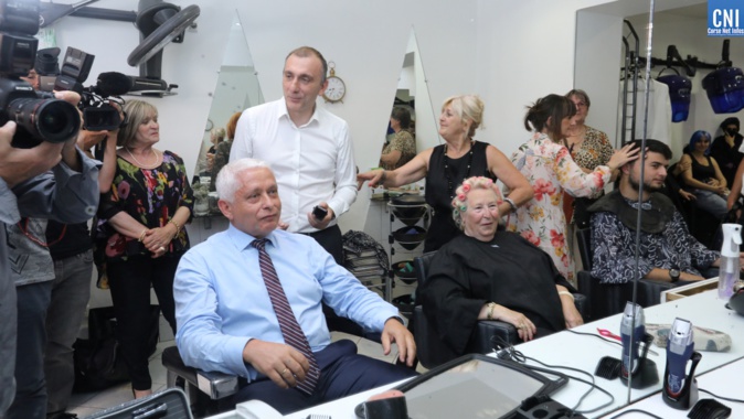 Artisan d’un jour : Jean-Christophe Angelini se glisse dans la peau d’un coiffeur Artisan d’un jour : Jean-Christophe Angelini se glisse dans la peau d’un coiffeur