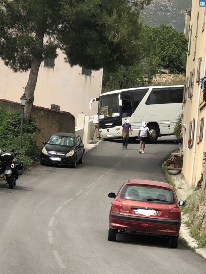 Un car de 12 mètres se bloque dans les épingles de Montemaiò Un car de 12 mètres se bloque dans les épingles de Montemaiò