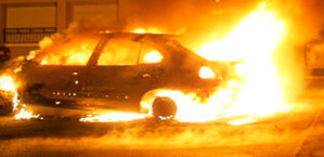 Altiani : Voiture en feu sur la route territoriale Altiani : Voiture en feu sur la route territoriale