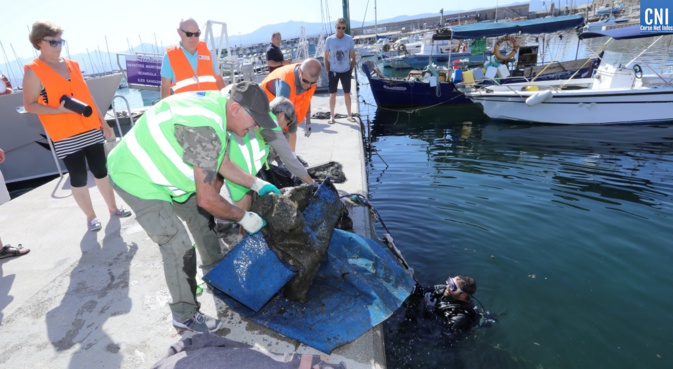 Premier nettoyage du Port Tino-Rossi : les bénévoles font le point en marge d’une opération de plus grande envergure Premier nettoyage du Port Tino-Rossi : les bénévoles font le point en marge d’une opération de plus grande envergure