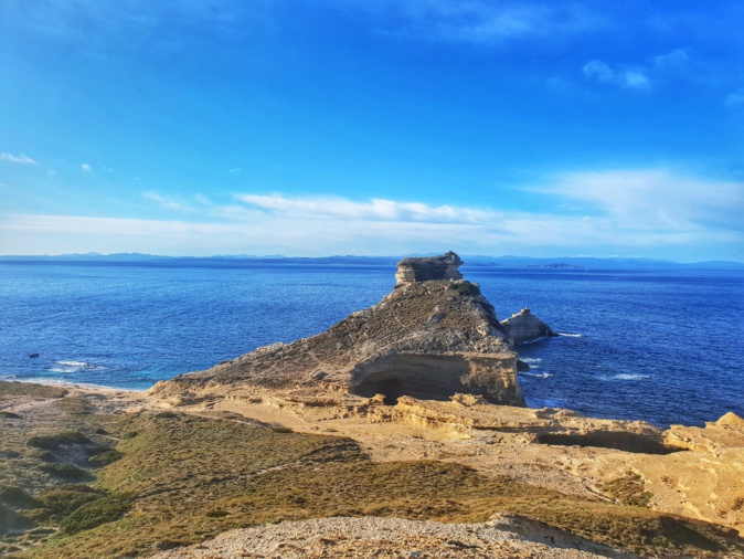 La photo du jour : la plage Saint-Antoine de Bonifacio et sa grotte 