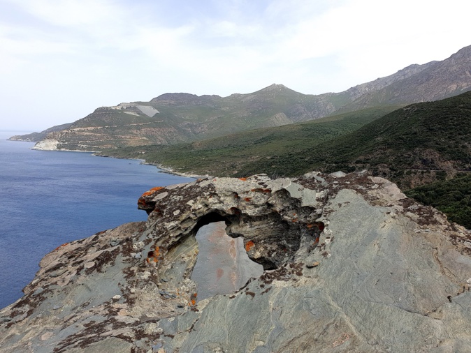 La photo du jour : La plage de Nonza dans un trou de... rocher