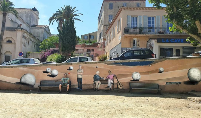 Une fresque géante "au paradis des boulistes" place Paoli à L'Ile-Rousse Une fresque géante "au paradis des boulistes" place Paoli à L'Ile-Rousse
