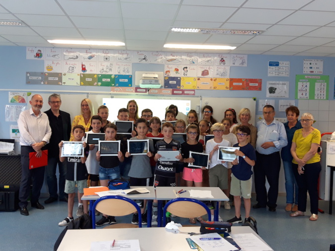 SQOOL, la tablette numérique française qui s’invite dans les classes de l'école d'Afa