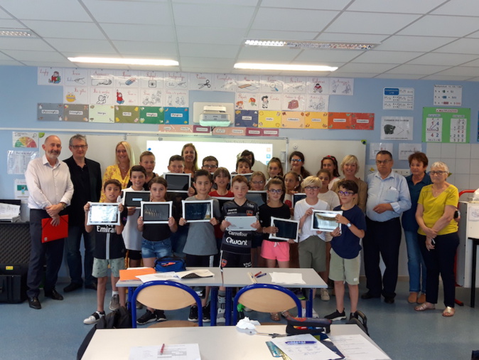 SQOOL, la tablette numérique française qui s’invite dans les classes de l'école d'Afa SQOOL, la tablette numérique française qui s’invite dans les classes de l'école d'Afa