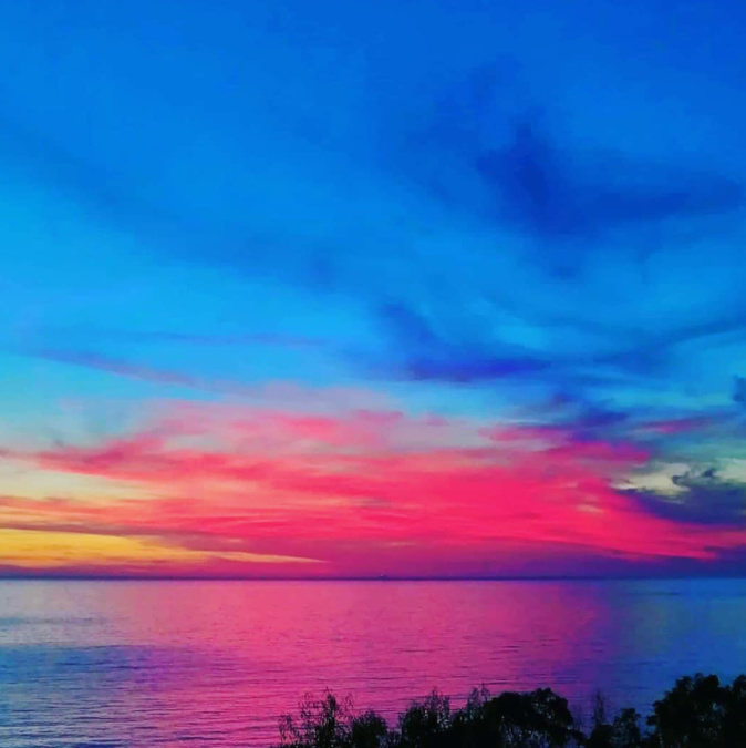 La photo du jour : quand le soleil colore le golfe de Lava